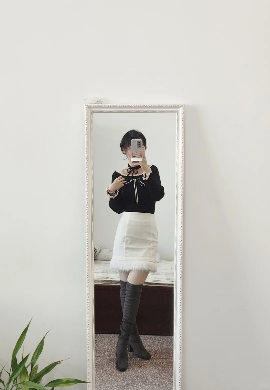 过膝靴包臀裙，今天是黑白配还是生椰拿铁