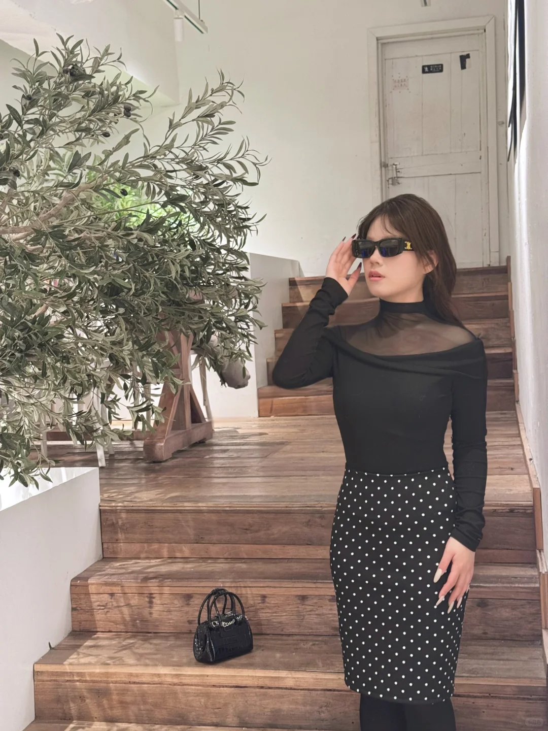 冬天真的没办法不喜欢百搭黑色波点包臀裙～