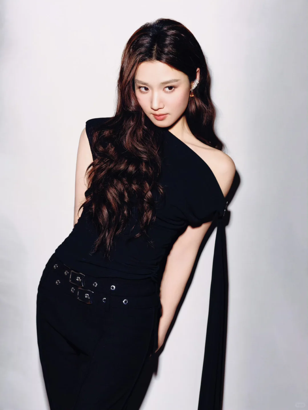 卢昱晓悦游晚宴造型，小露性感迷人