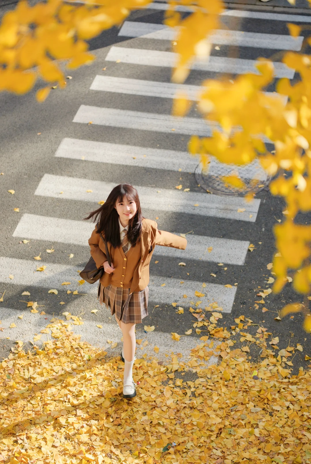 要和我一起走秋天的街吗？🍂