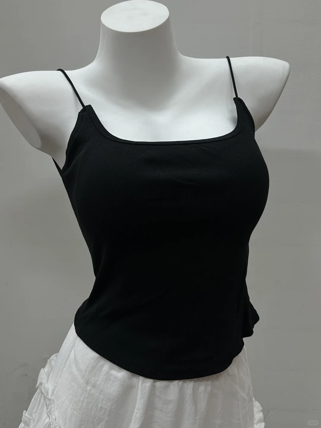 颜色基础款式就不基础的交叉吊带～