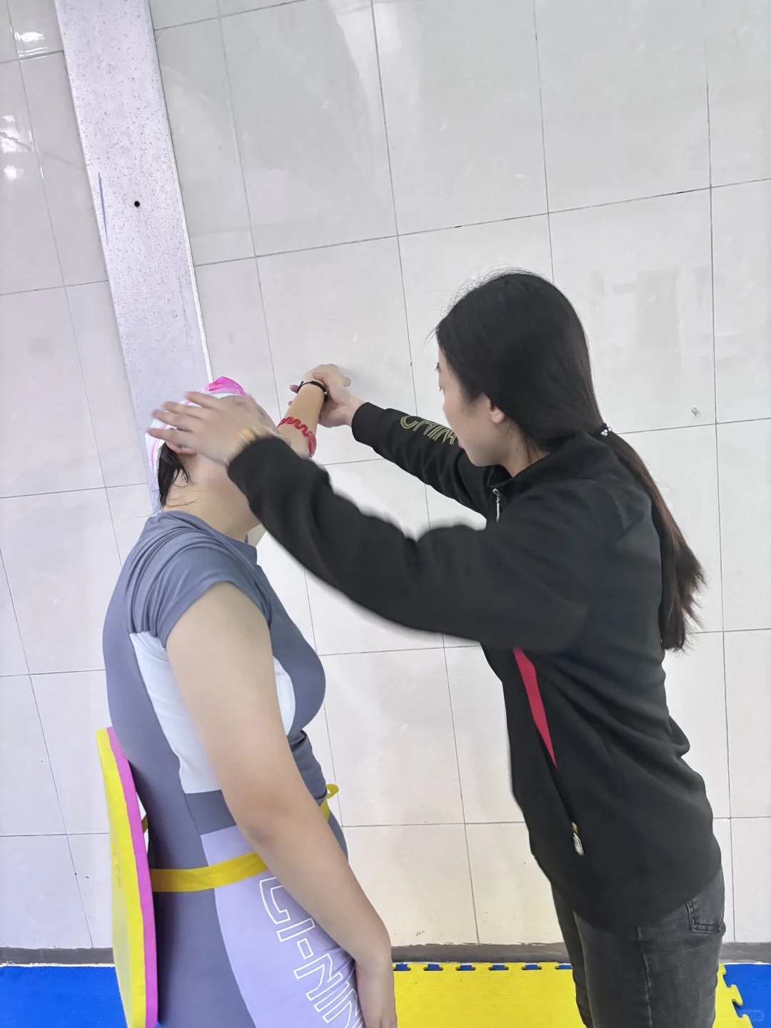 济南女教练，接女宝宝，冬天游泳也很快乐🏊