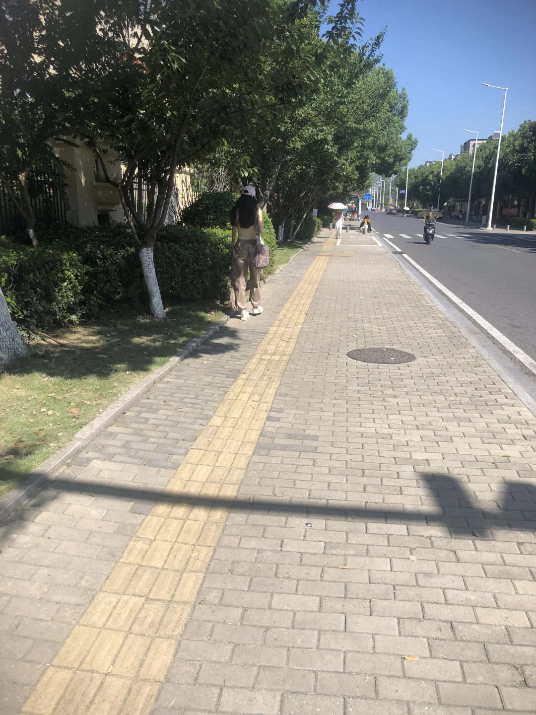 路上偶遇一个美女，光看背影就很美了！