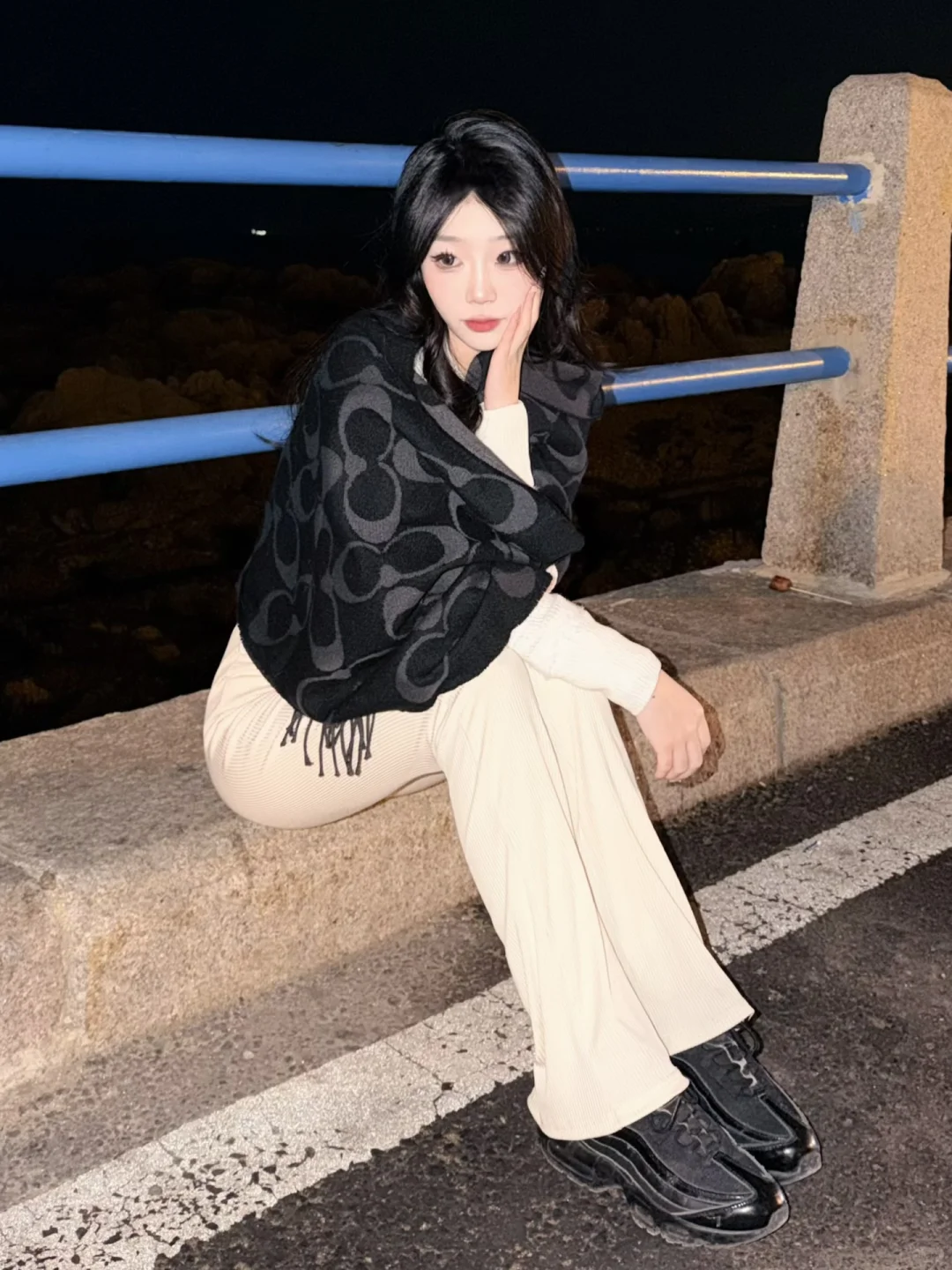 在海边路灯下一起散步