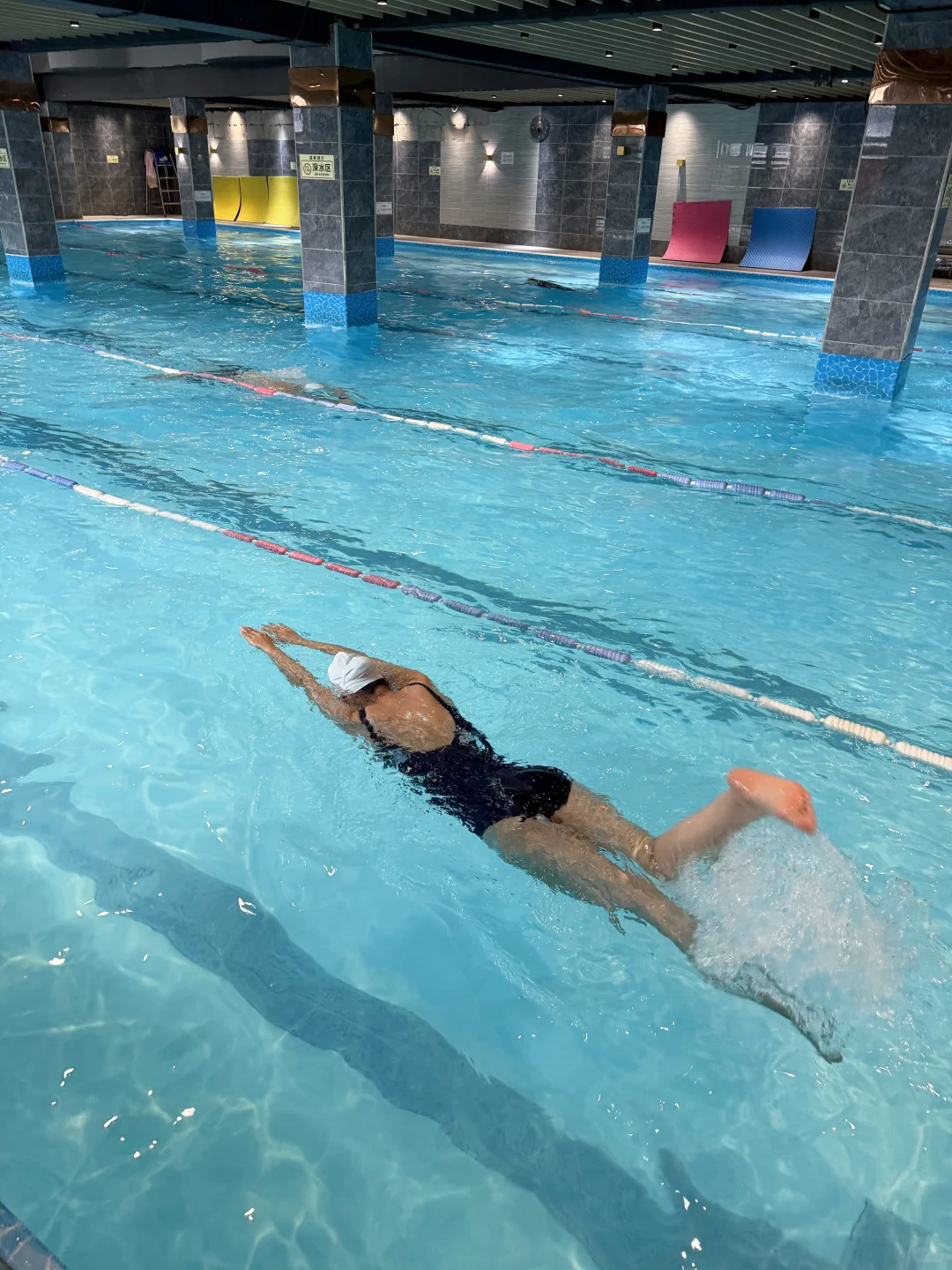 南沙室内恒温泳池，女教练上课