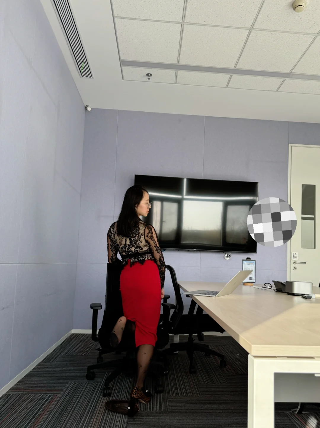 穿着黑色蕾丝和红裙来一组加班照