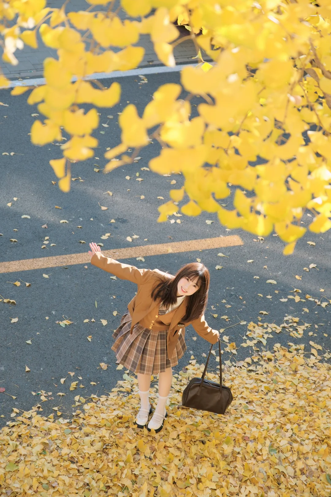 要和我一起走秋天的街吗？🍂