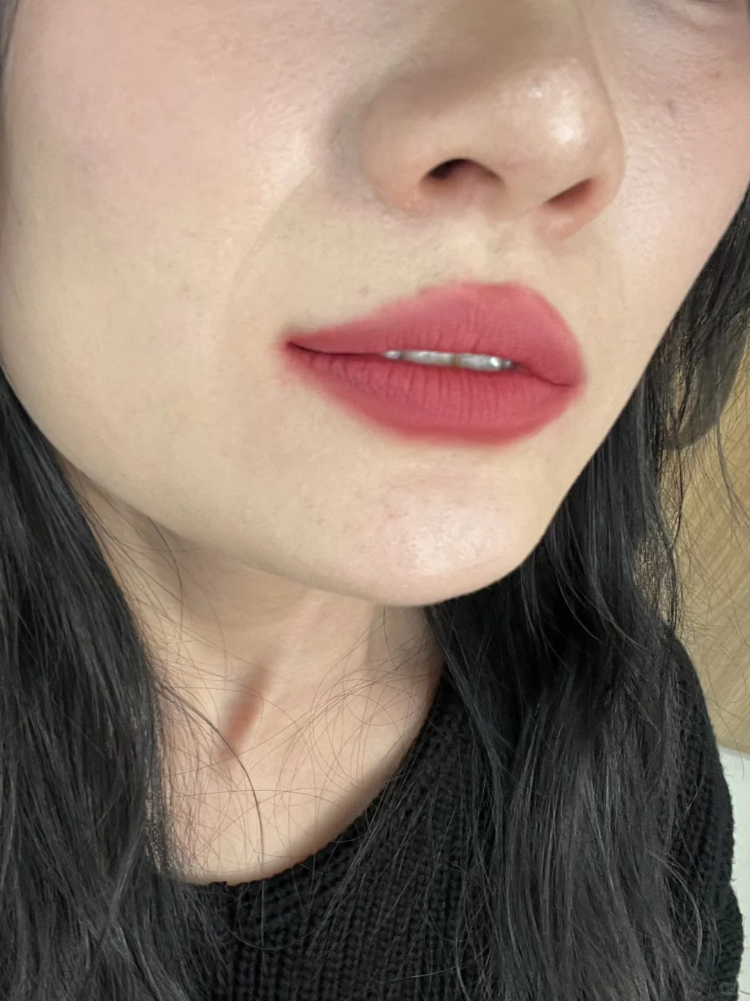 配黑色大衣真的绝了～迷人又耀眼✨