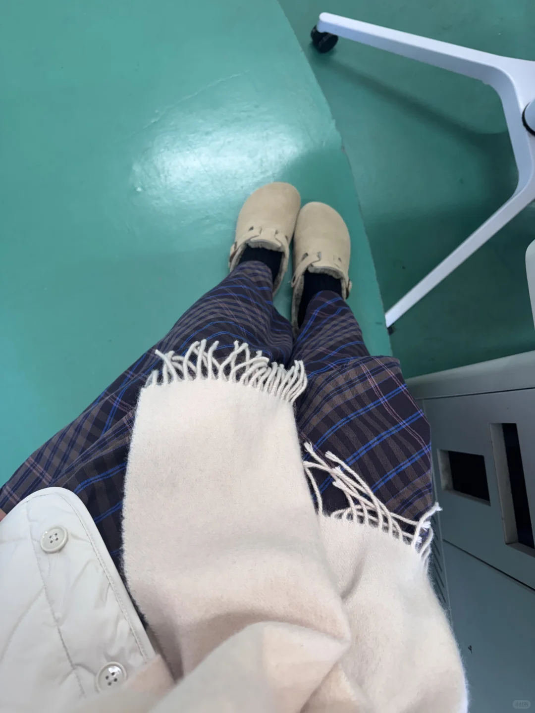 MUJI｜无印良品棕色格纹半裙 里面穿过膝袜