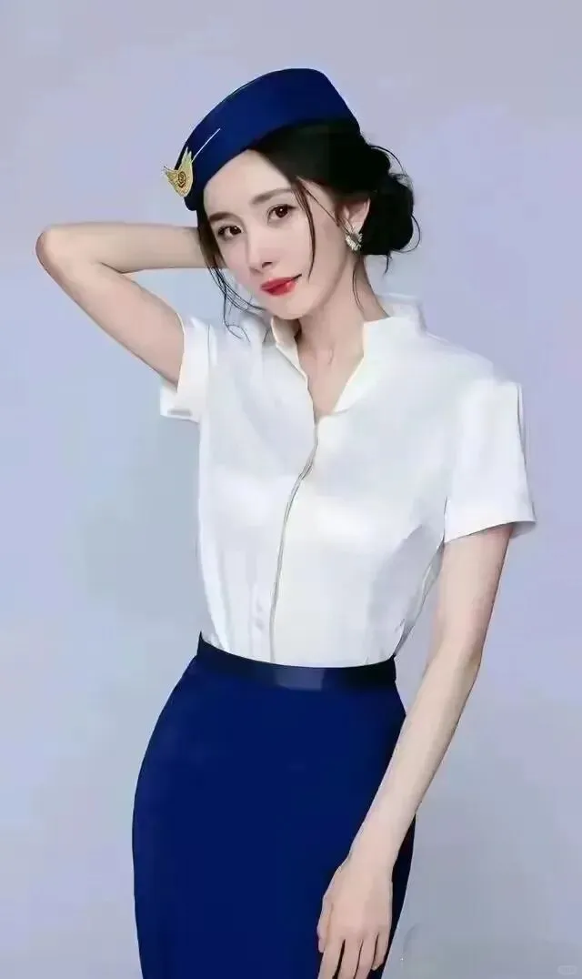 杨幂空姐制服写真，白衬衣搭配灰色短裙