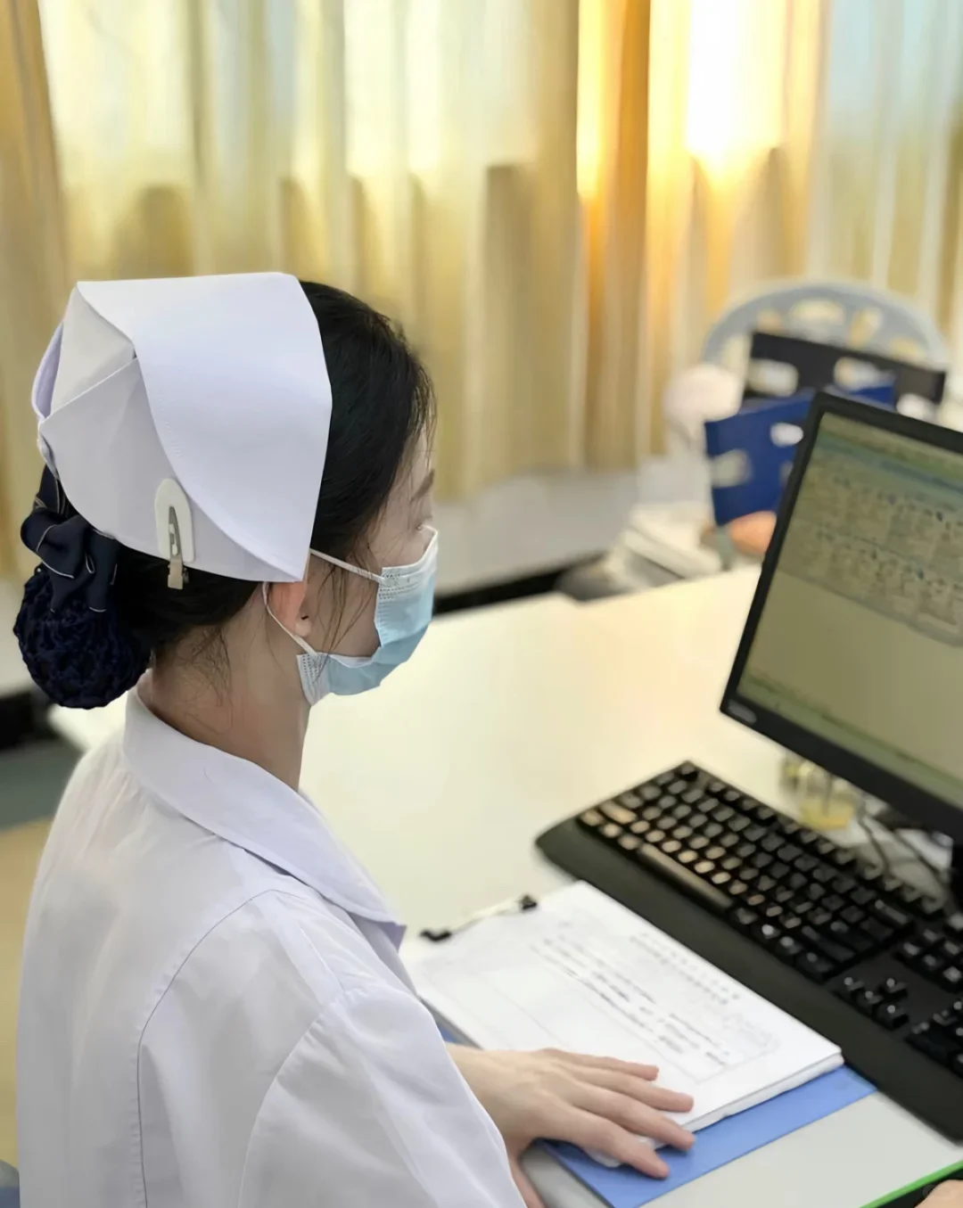 认真工作的女孩最迷人……