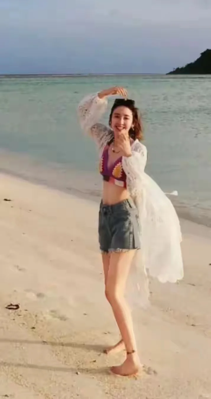 唐艺昕海边清凉穿搭，甜美性感，活力四射