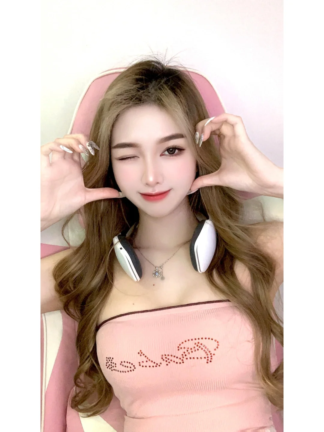 娇媚动人，心弦为之颤。