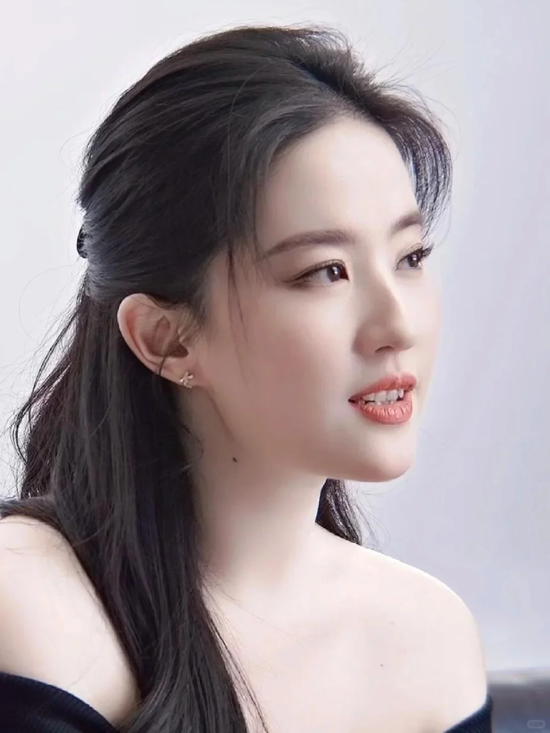 刘亦菲身着黑色一字肩针织衫，温婉迷人