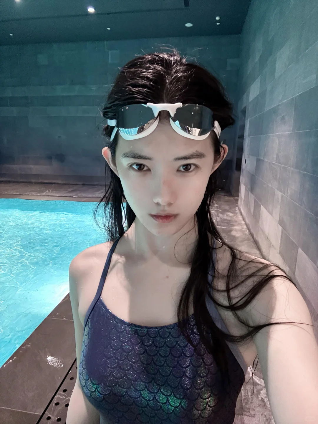 不是说戴上泳镜颜值下滑80%吗？