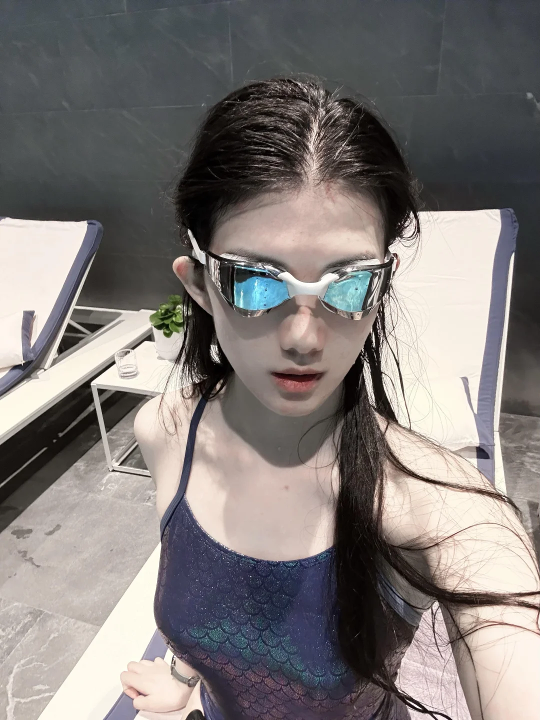 不是说戴上泳镜颜值下滑80%吗？