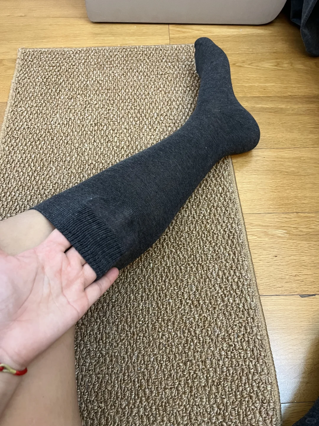 小腿袜二选一，黑色VS深灰色哪个显腿瘦