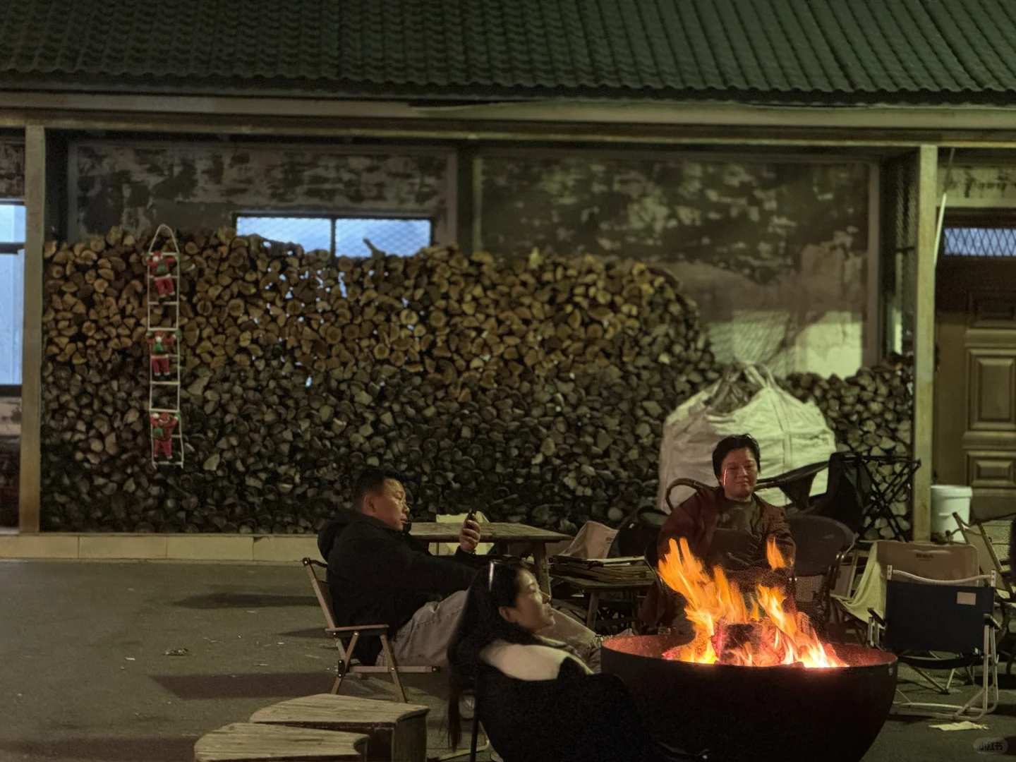 猜猜最大面包窑仓野的一个月柴火费是多少？