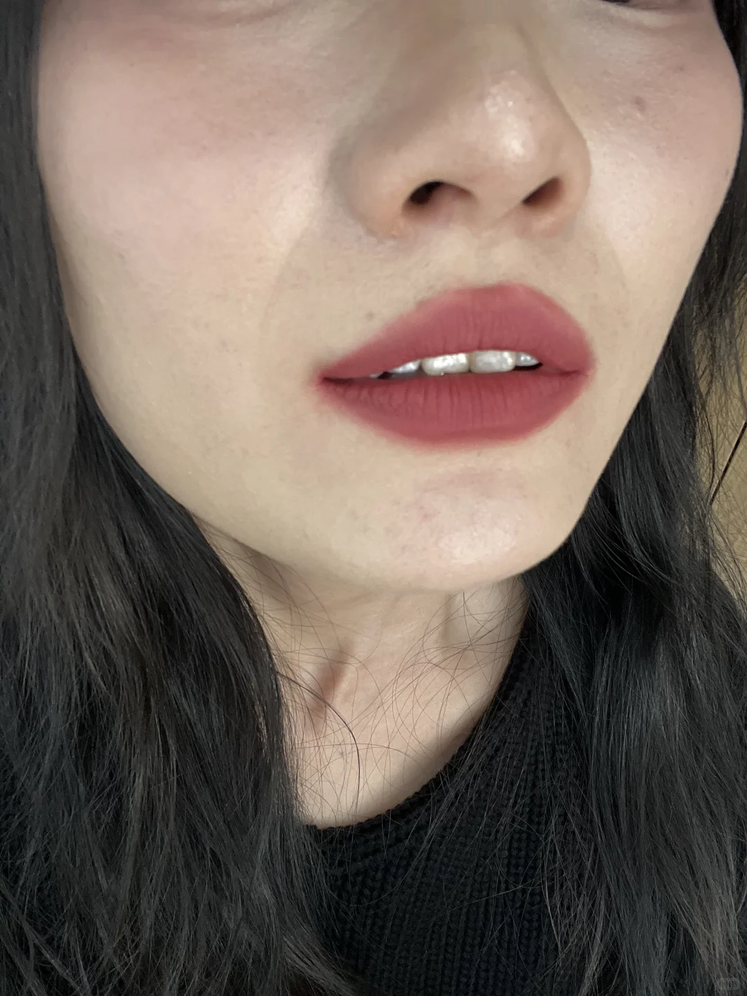 配黑色大衣真的绝了～迷人又耀眼✨