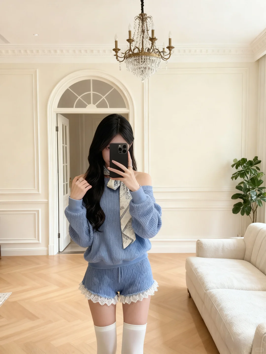 露肩针上衣+蕾丝边短裤，温柔松弛感穿搭