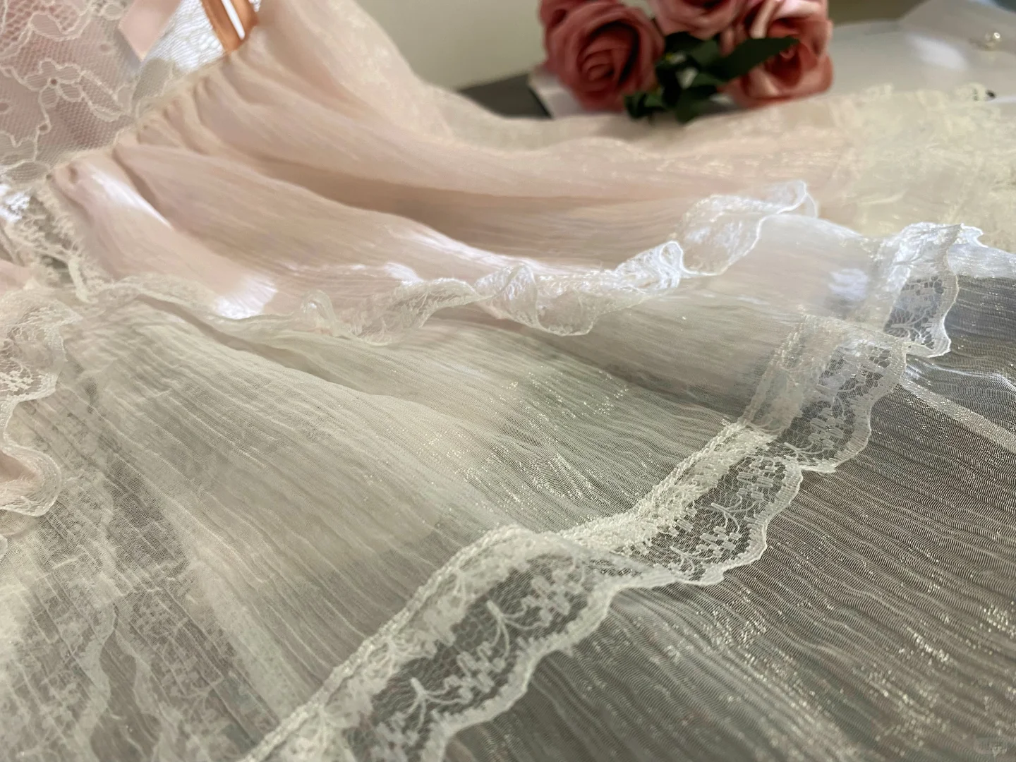 温柔如你，今晚的幸福就藏在这件粉色睡裙里