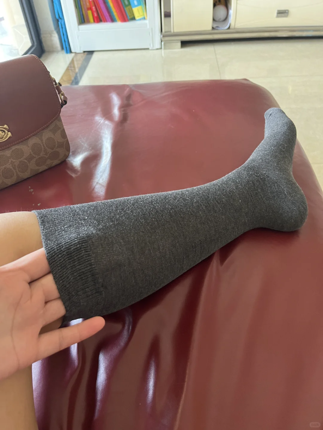 小腿袜二选一，黑色VS深灰色哪个显腿瘦