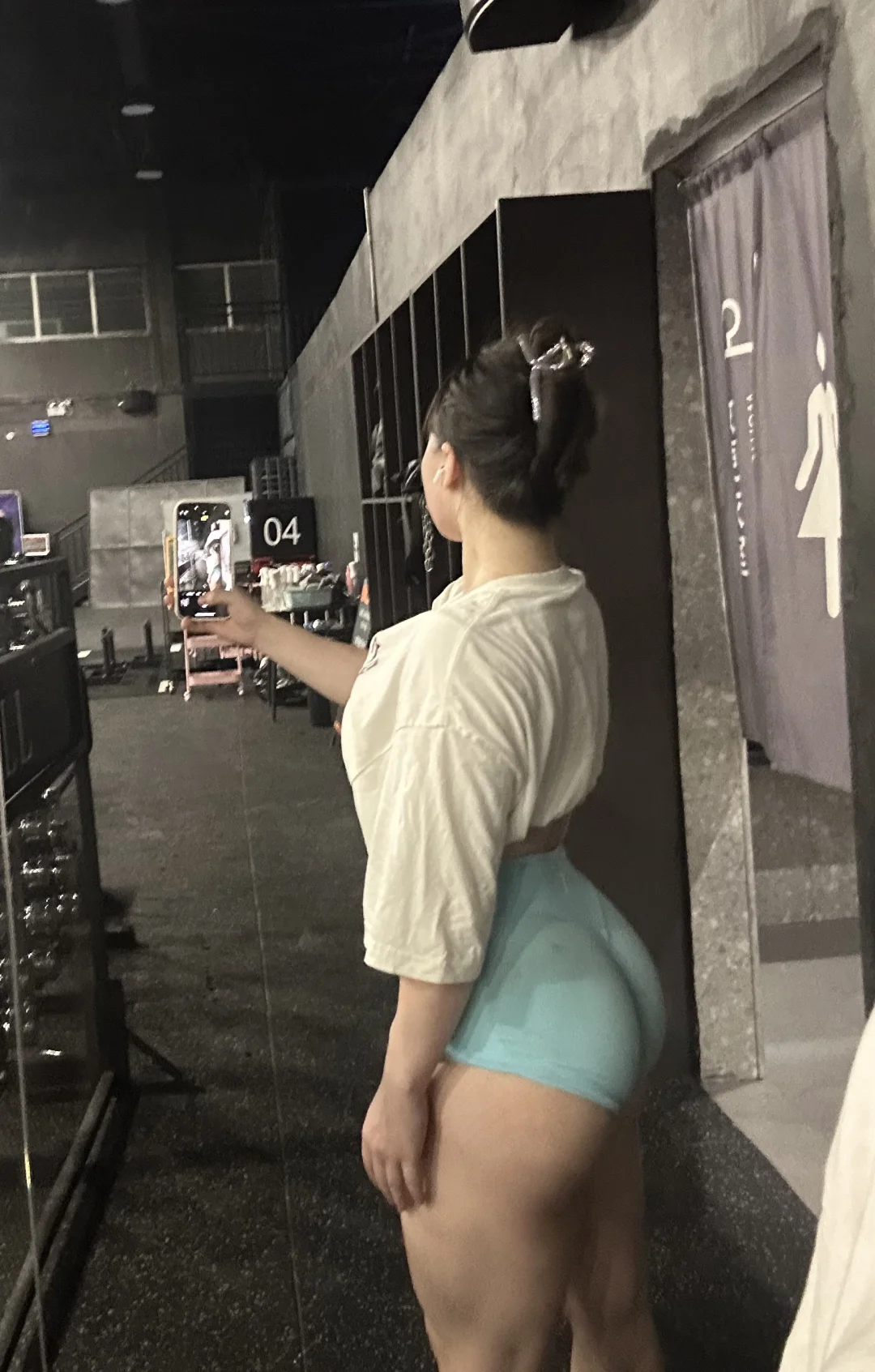 怎么才能显腰细..