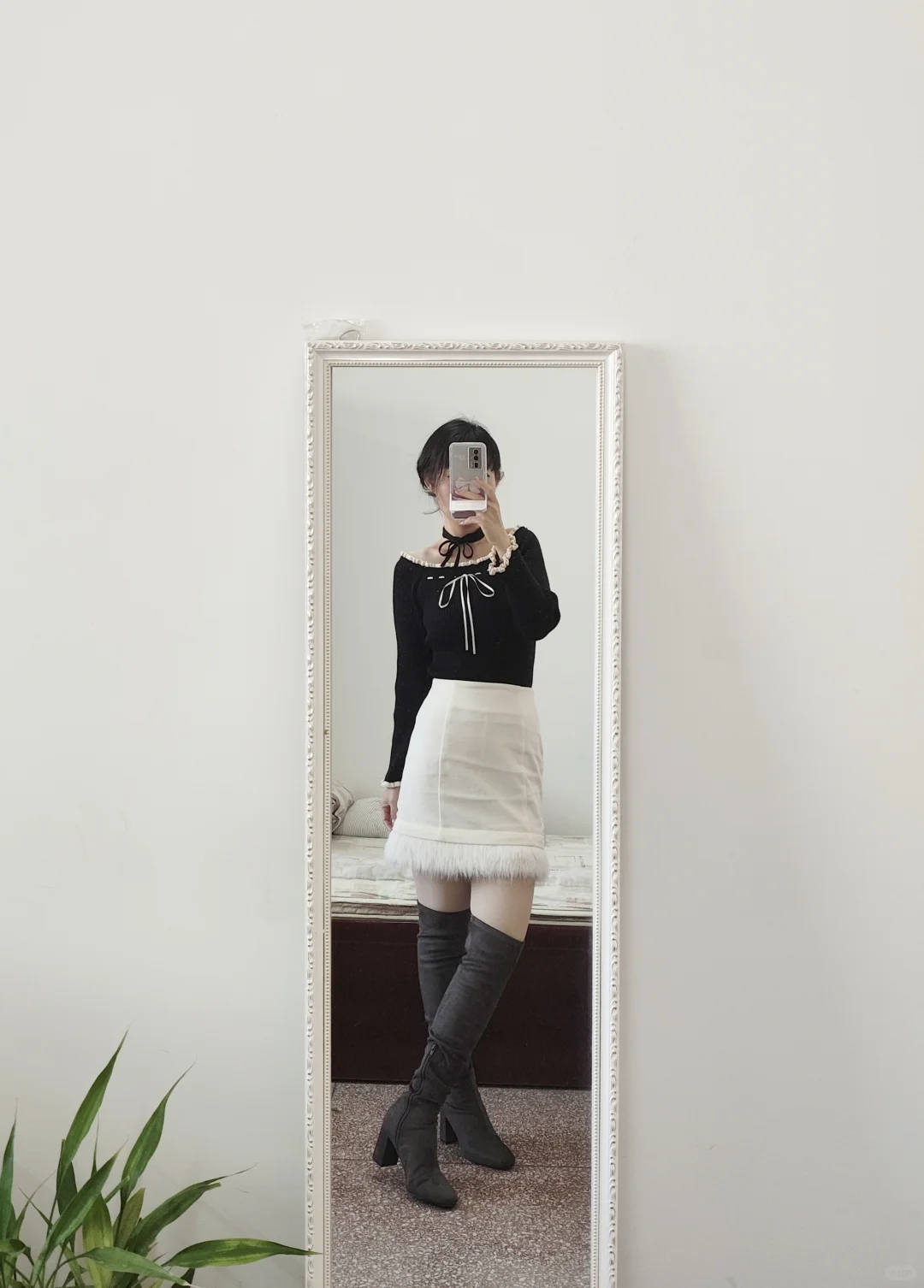 过膝靴包臀裙，今天是黑白配还是生椰拿铁