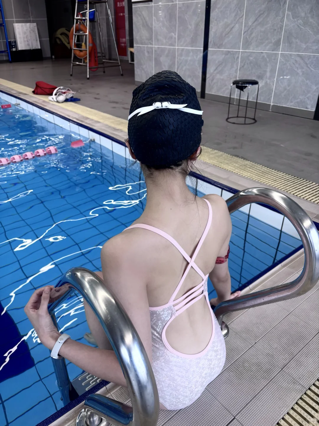 一组泳池拍照pose参考