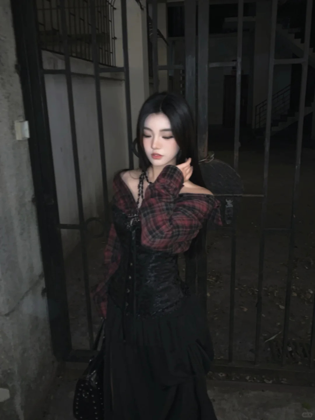 便宜衣服贵贵穿-胸衣衬衫叠穿哥特暗黑造型