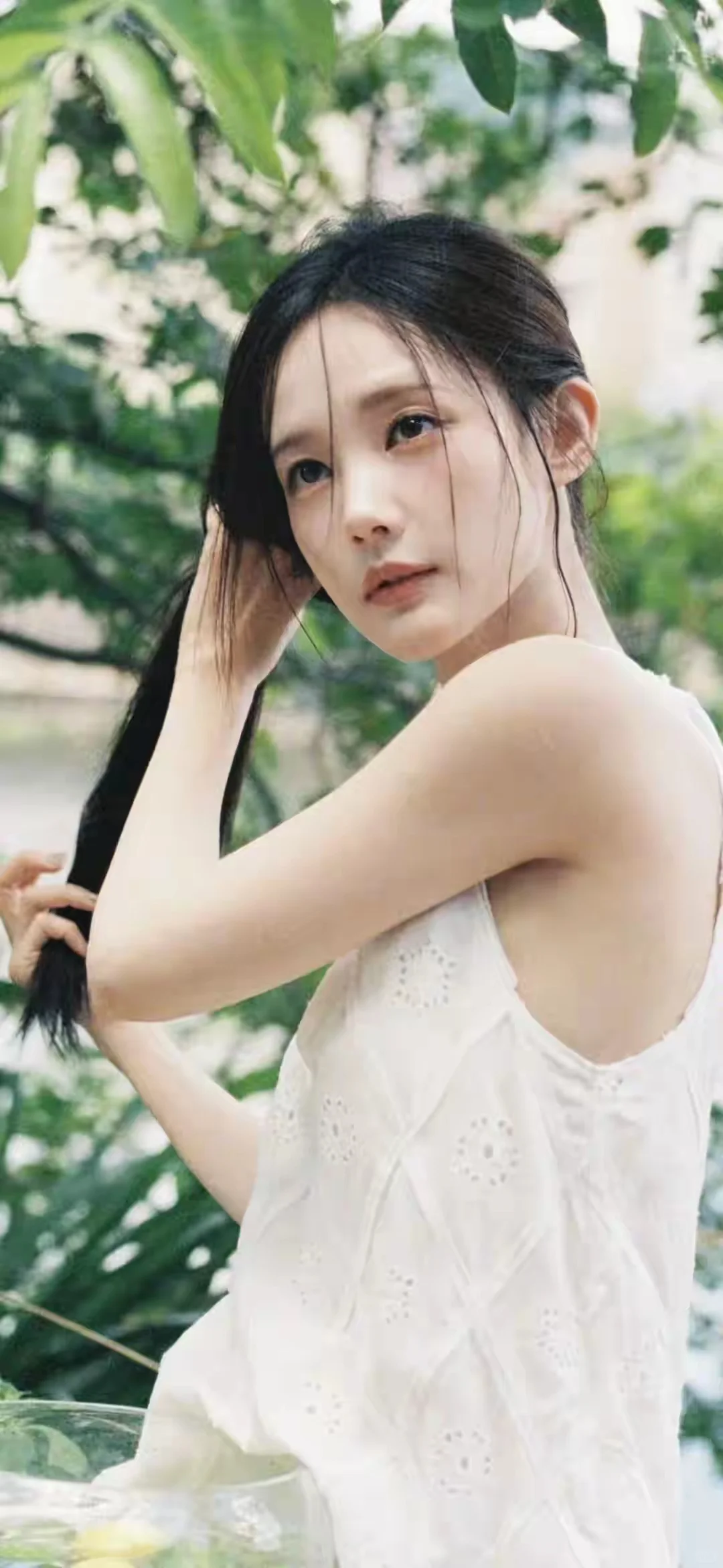 李一桐惊艳写真，秀出婀娜身段，优雅多姿，