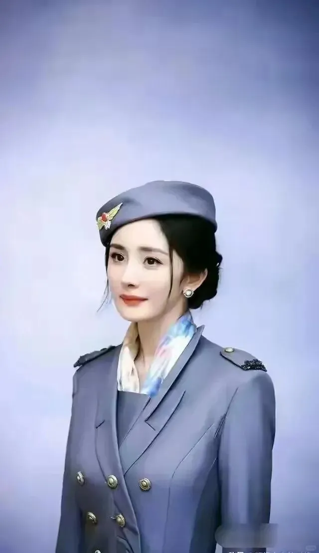 杨幂空姐制服写真，白衬衣搭配灰色短裙