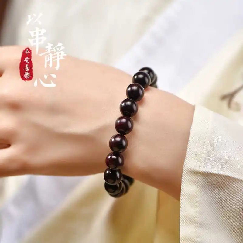 腕间一抹中国红🇨🇳紫檀手串太经典✨