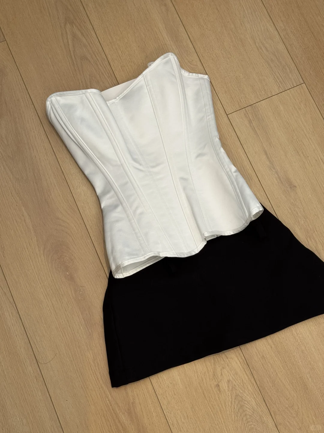 左滑穿上白色束身衣