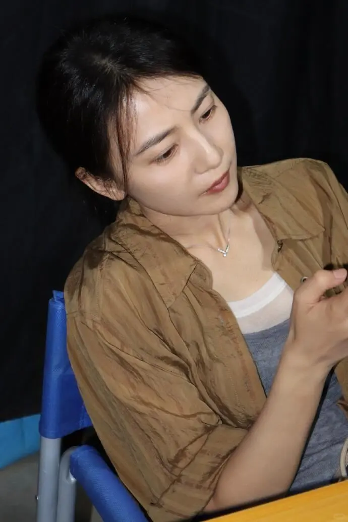 45岁的高圆圆状态绝了！素颜出镜嫩得像少女，