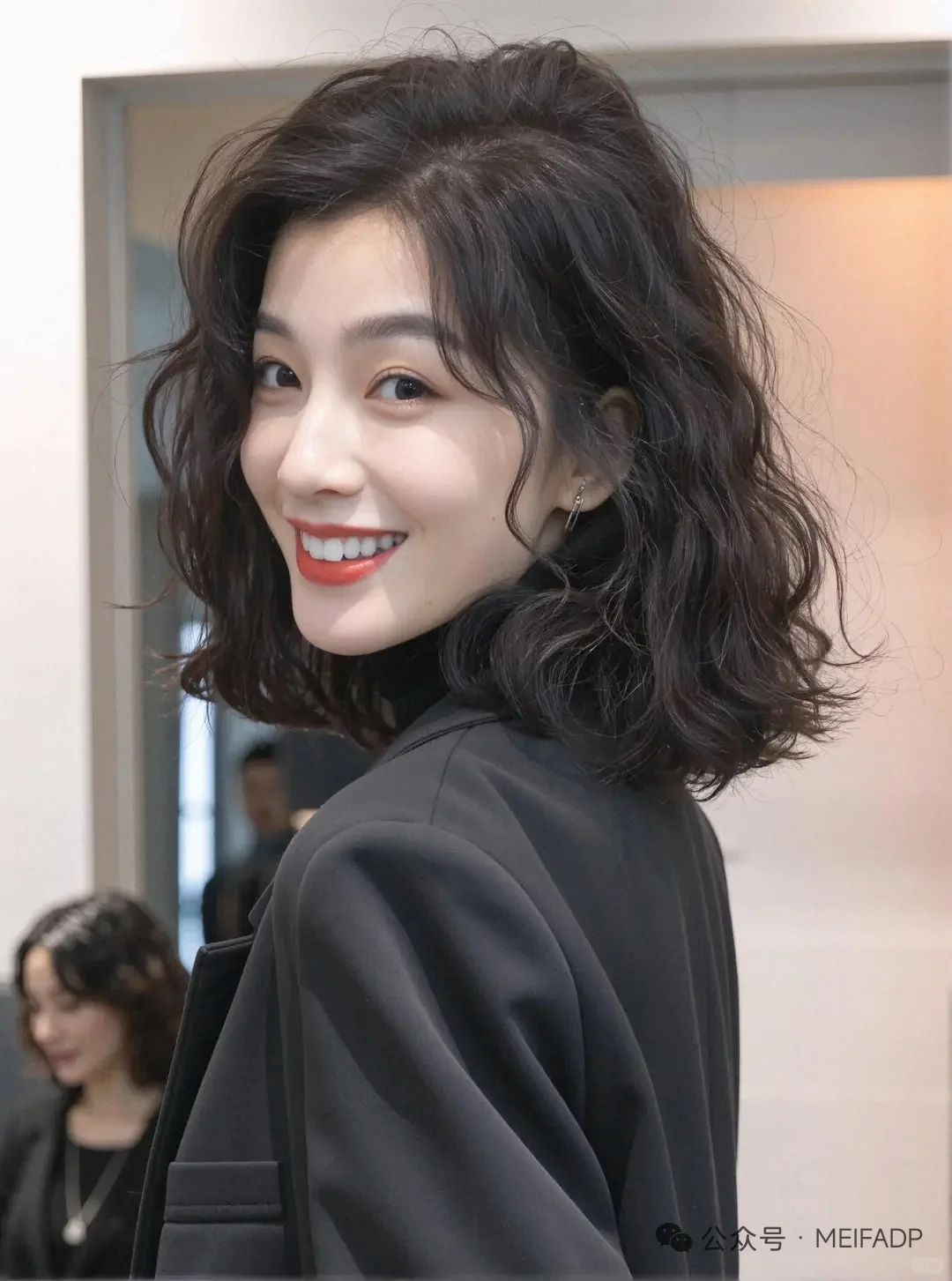 被这个短发惊艳了！卷卷的