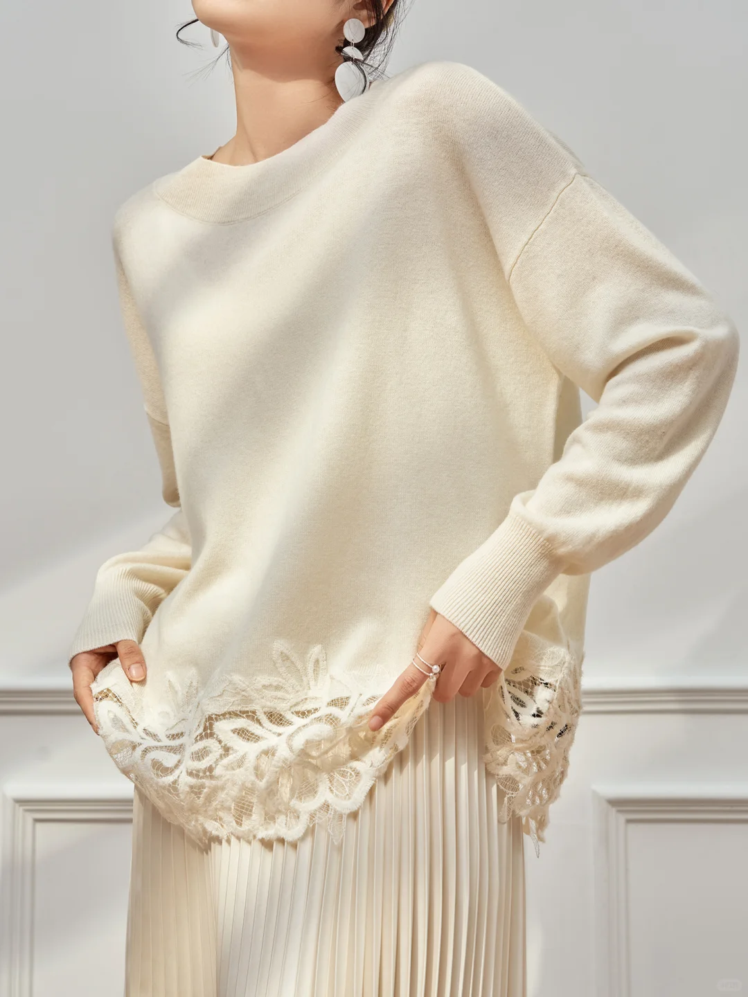 温柔到心巴的蕾丝拼接毛衣