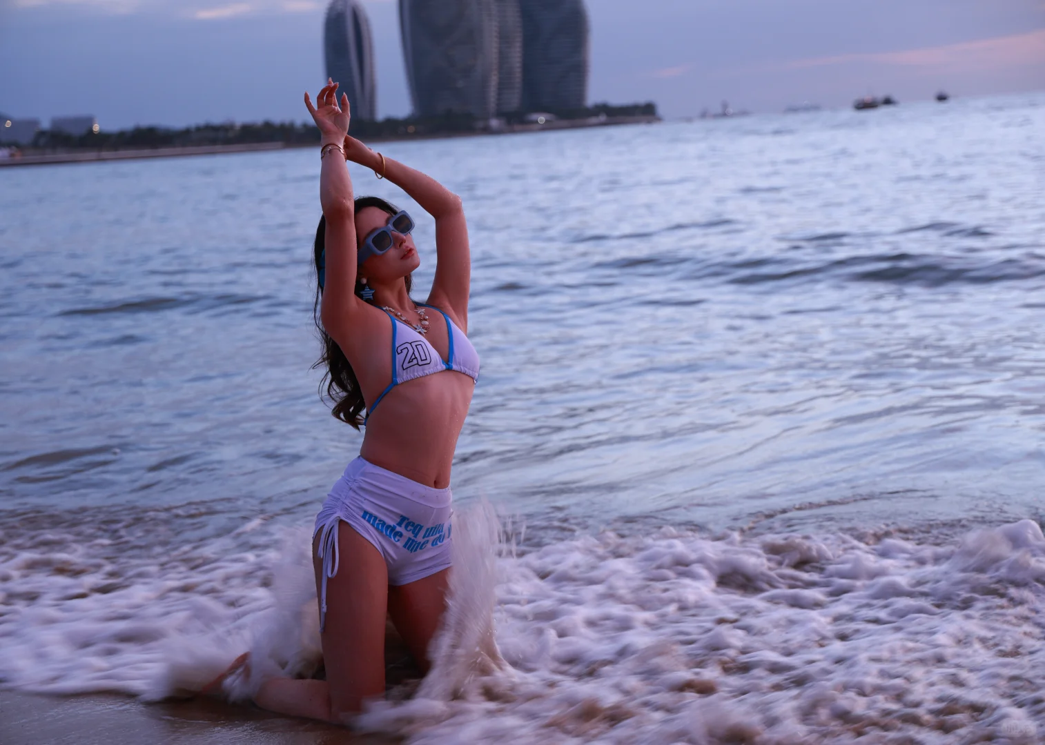 海边就是要穿比基尼！👙