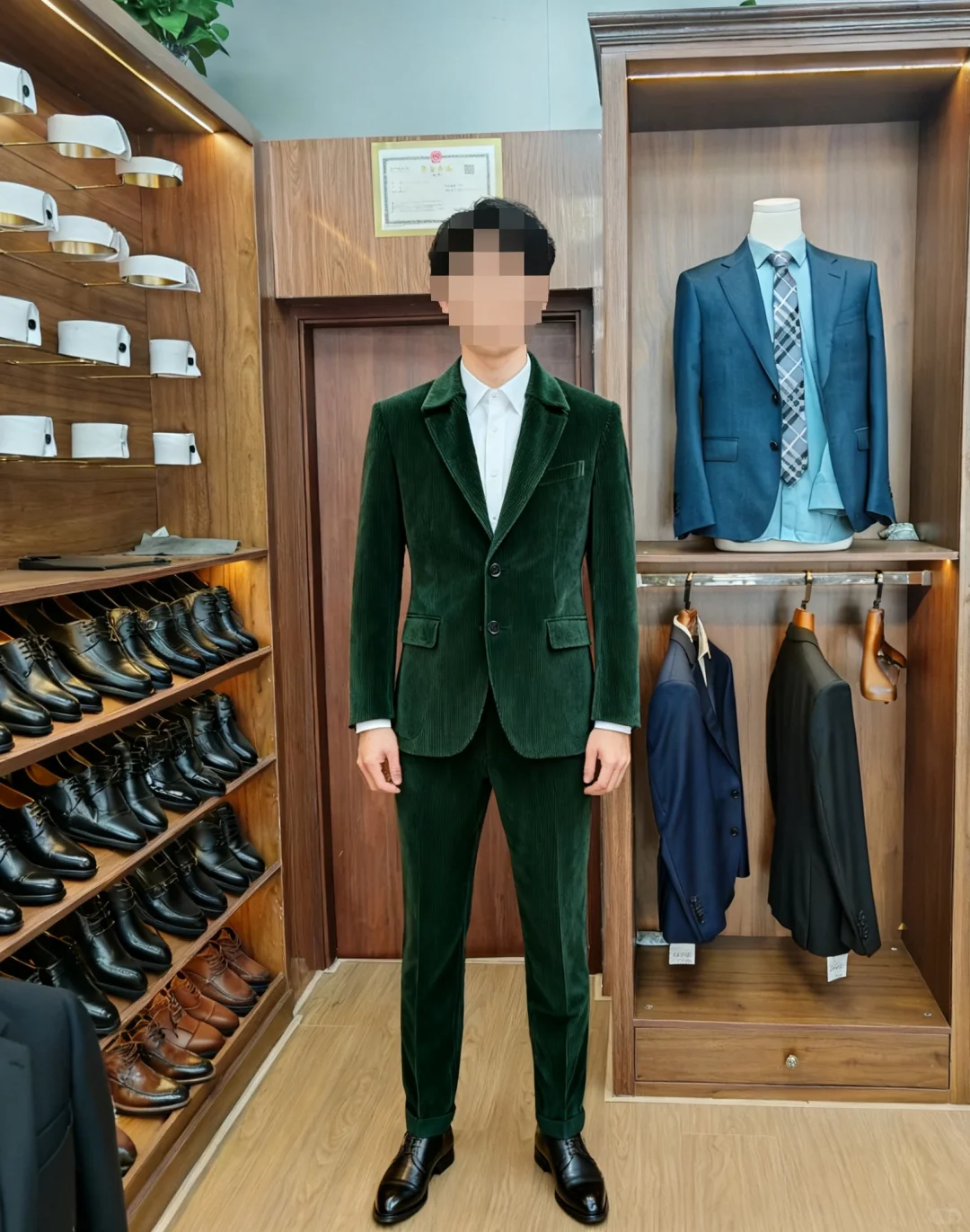 墨绿丝绒西装：复古雅痞的“晚宴斩女款”