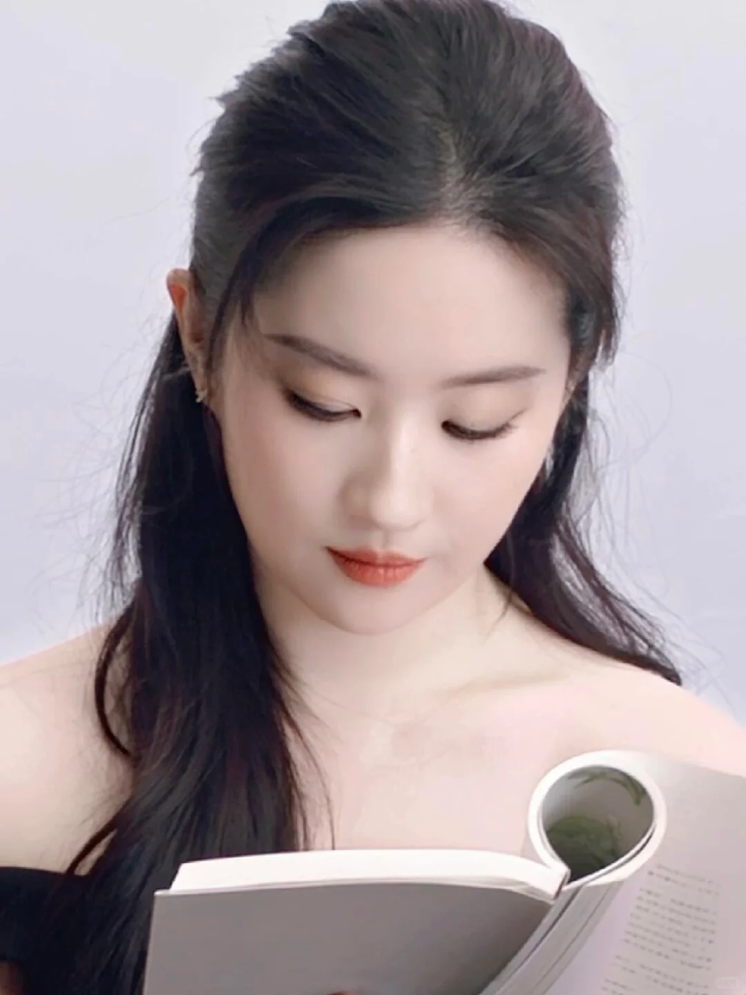 刘亦菲身着黑色一字肩针织衫，温婉迷人