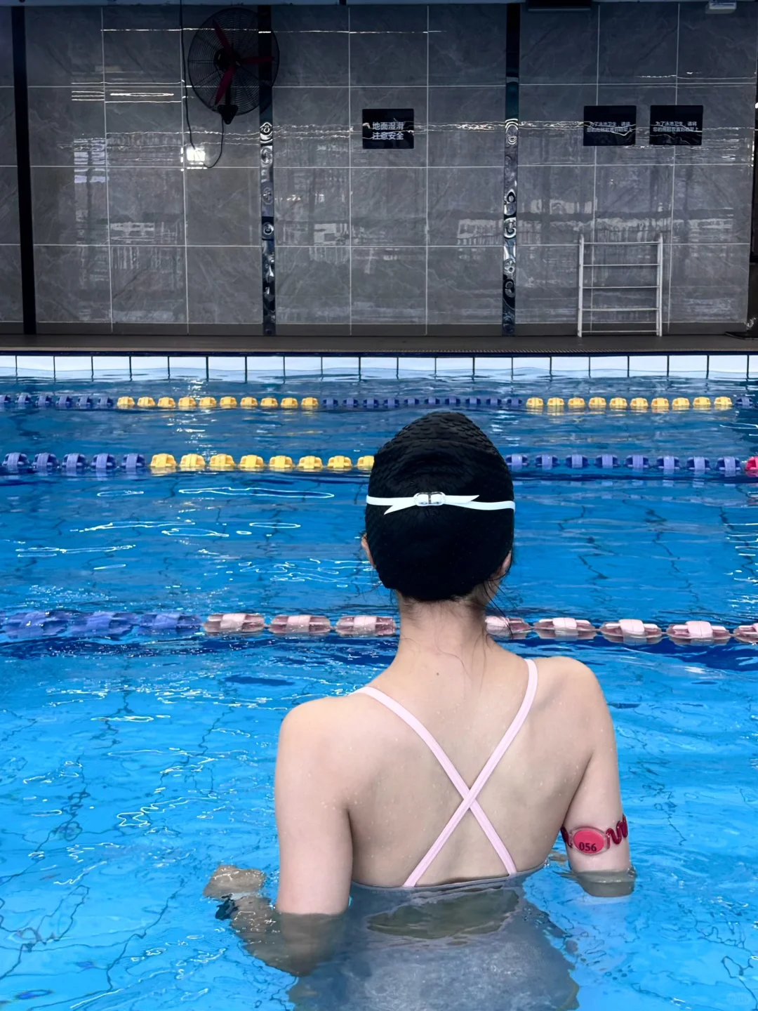 一组泳池拍照pose参考