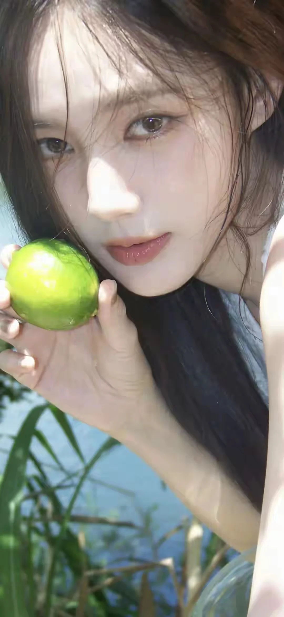 李一桐惊艳写真，秀出婀娜身段，优雅多姿，