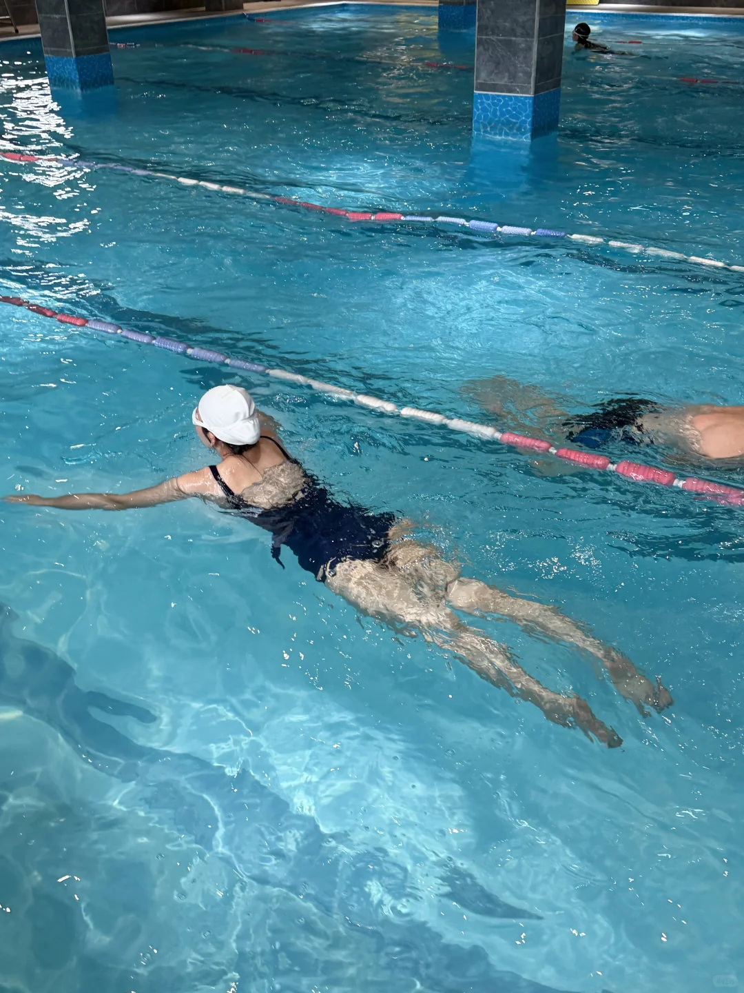 南沙室内恒温泳池，女教练上课