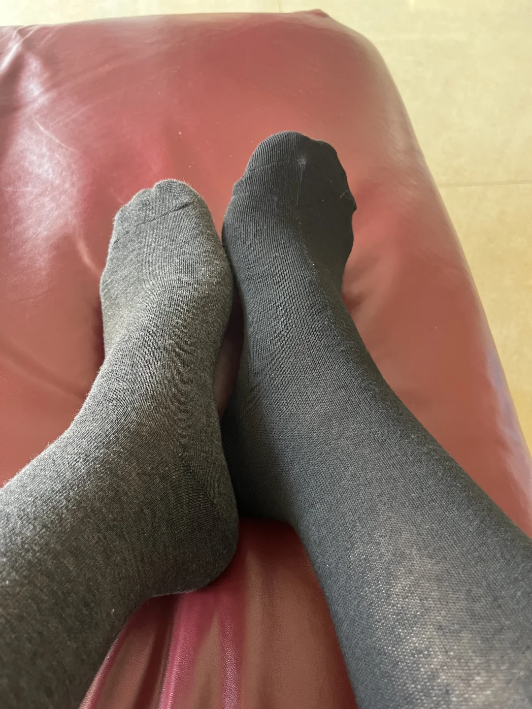 小腿袜二选一，黑色VS深灰色哪个显腿瘦