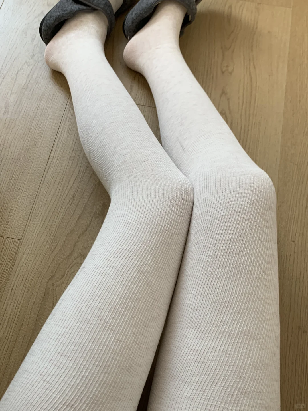 秋冬就爱穿这种白色连裤袜！太显腿直了