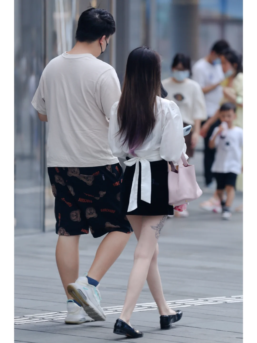 深圳街拍粉裙高跟小姐姐