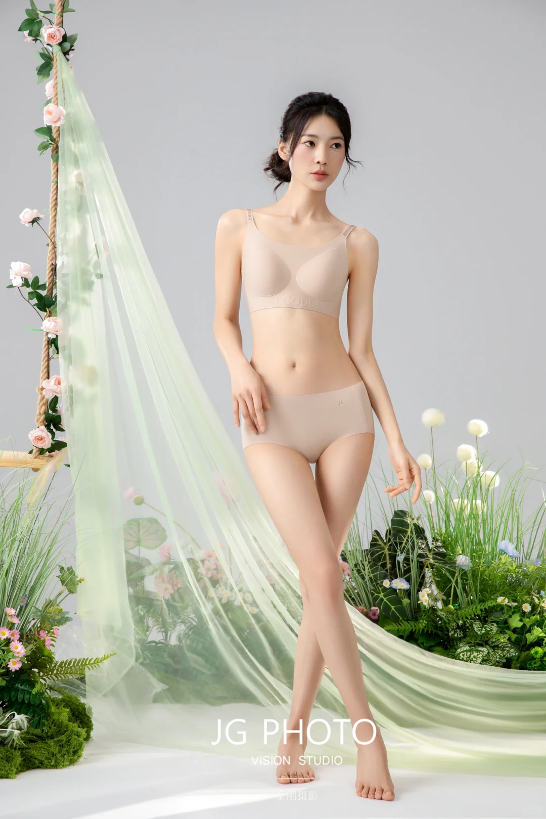 「国模内衣棚拍｜光影美学×极简高级感场景