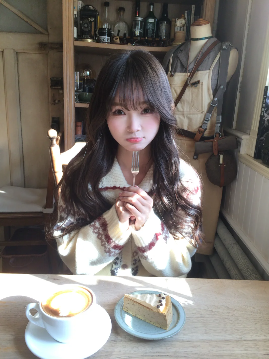 存一些古早氛围感咖啡店拍照姿势🫧✨🍮