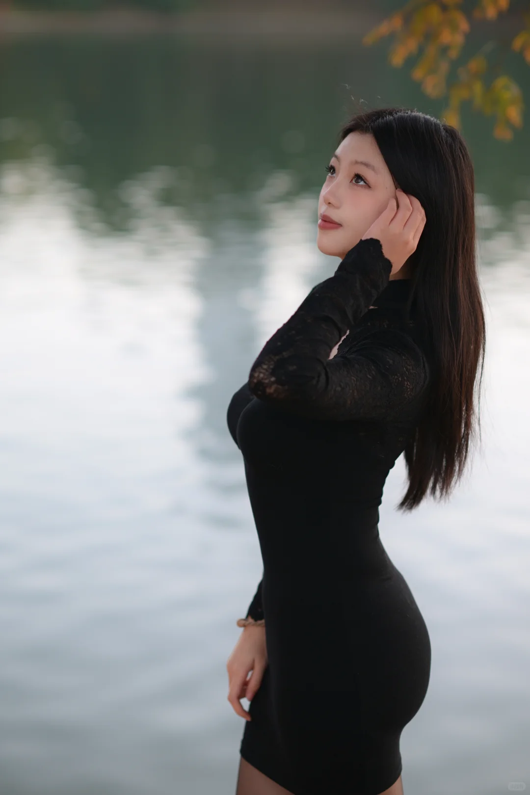 秋日湖边野系美人 包臀裙一穿谁都不爱