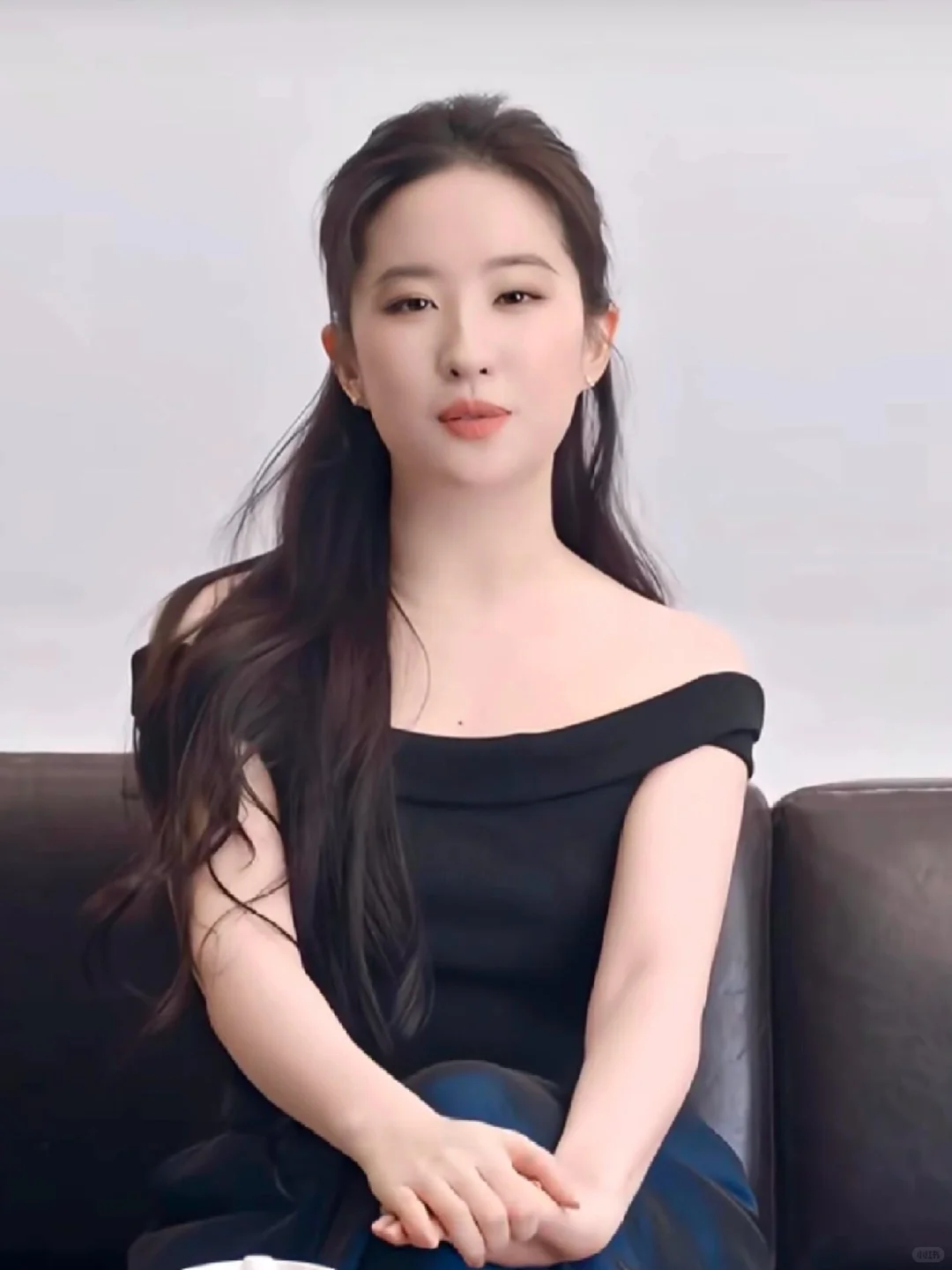 刘亦菲身着黑色一字肩针织衫，温婉迷人